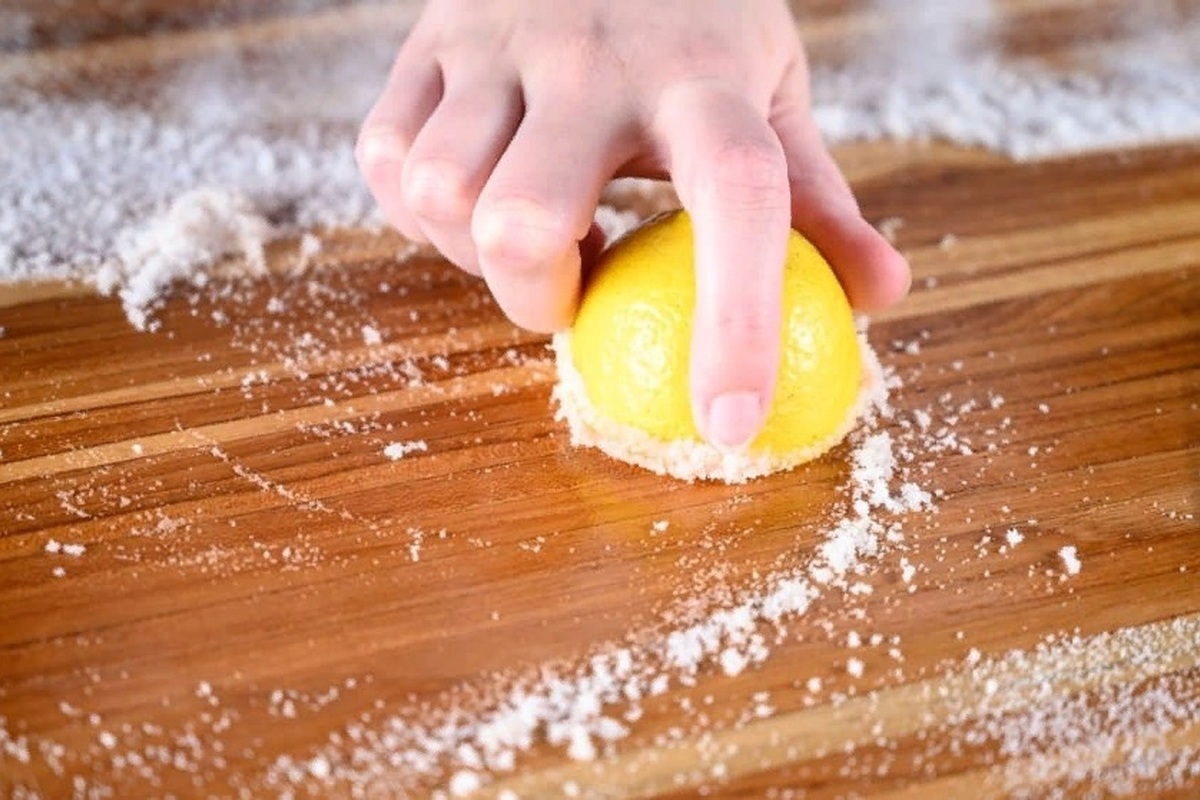 Postříkejte krájecí prkénko octem: proč se to doporučuje dělat před krájením masa