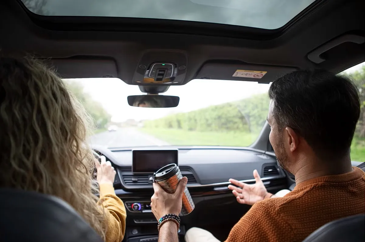 Studie varuje, že rozhovory za volantem blokují zrakové reflexy.