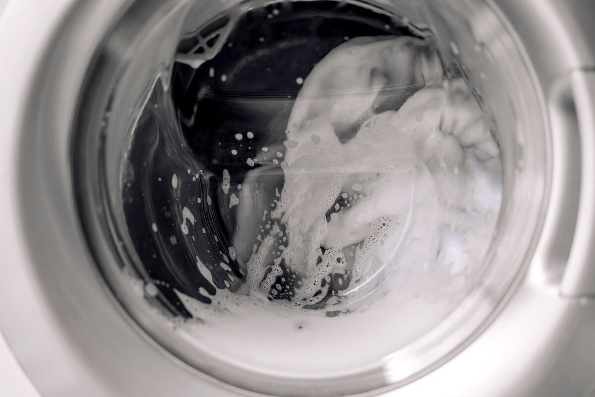 Proč se do pračky dává vlhký ubrousek: trik, o kterém jste určitě nevěděli