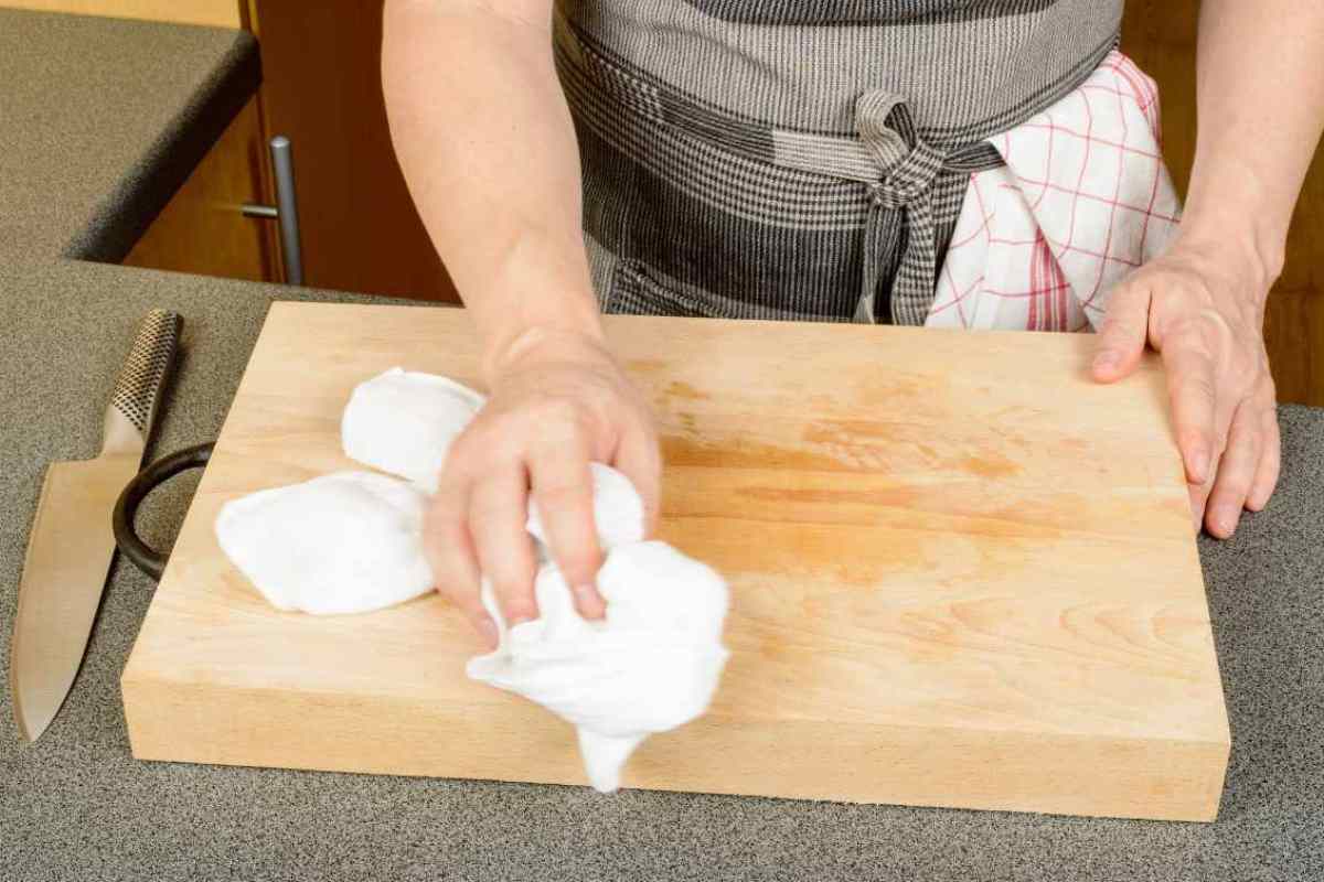 Postříkejte krájecí prkénko octem: proč se to doporučuje dělat před krájením masa